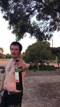 Ce gars ivre crie des injures racistes dans un parc