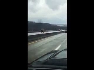 Скачать видео: Quand tu croises une bobine géante qui roule sur l'autoroute