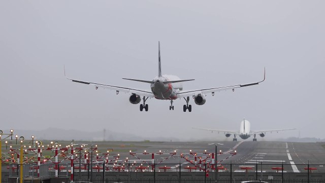 L'un atterrit, l'autre décolle au même endroit mais à quelques secondes d'écart... Risqué non?