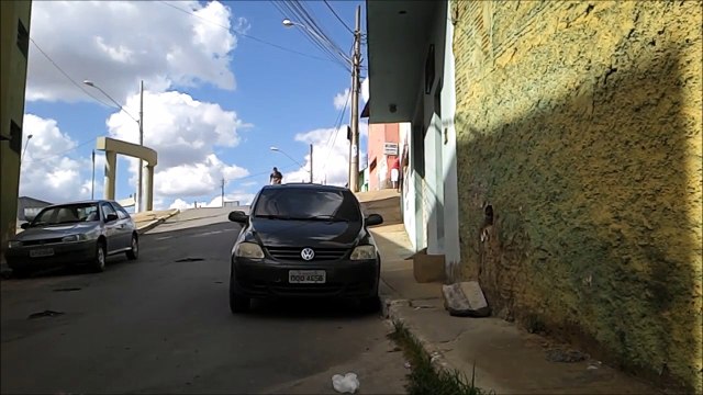 Ce rider se prend une gamelle enorme en percutant un cailloux