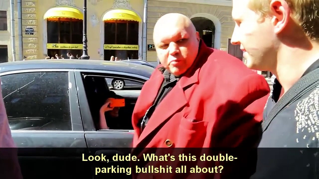 Cet homme devient fou parce qu'on lui a dit qu'il était mal garé... Pétage de cable