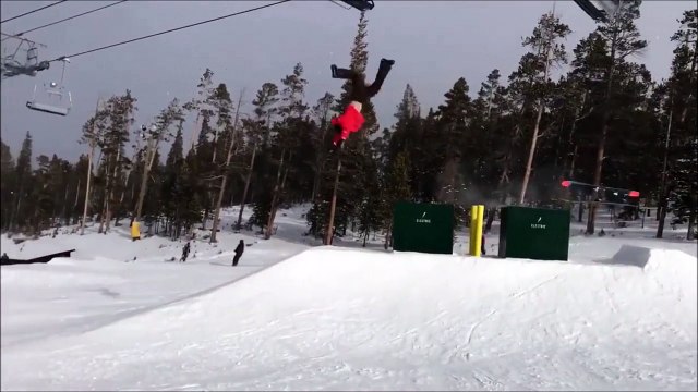 Enorme vol plané d'un skieur qui perd ses skis et s'envole sur 20m!