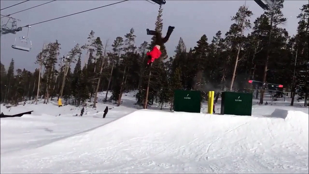 Enorme vol plané d'un skieur qui perd ses skis et s'envole sur 20m!