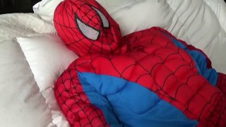 Spiderman VS Venom Bath Time Superhero in Real life-gOEtikcX