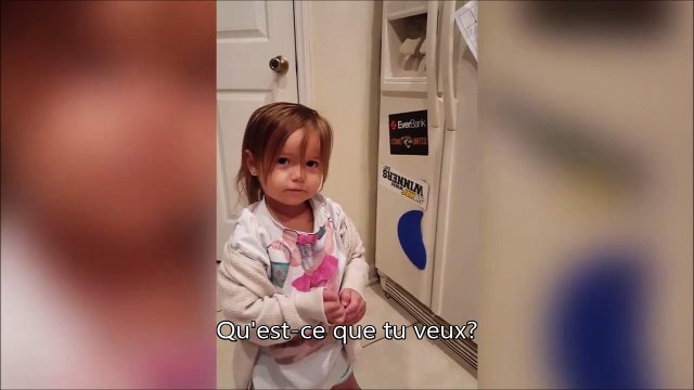 Regardez comment elle demande de la chantilly à sa maman. Adorable...