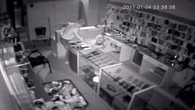 Kameralara aldırmayan hırsızlar 22 telefon çaldı