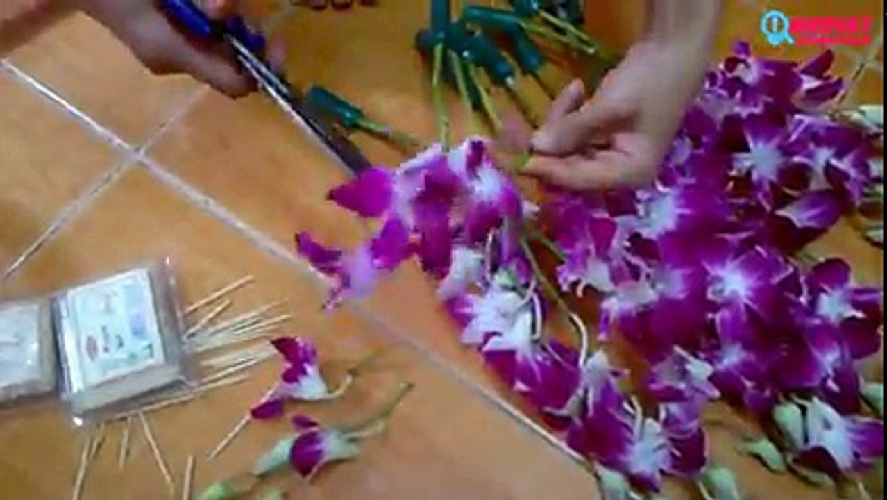 Hướng dẫn cắm lẵng hoa hồng và lan tím đơn giản mà đẹp