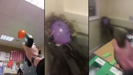 Il joue avec un pistolet à agrafes
