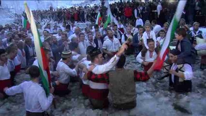 Búlgaros celebran la Epifanía bailando en un río helado