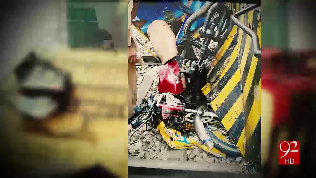 Nine including seven children die after rickshaw crashes into train in Lodhran 6-01-2017 - 92NewsHD