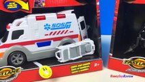 FAST LANE ACTION WHEELS AMBULANCE AND POLICE CRUISER STORY WITH GEORGE PIG AND SANTA CLAUS -UNBOXING-uqCRnr
