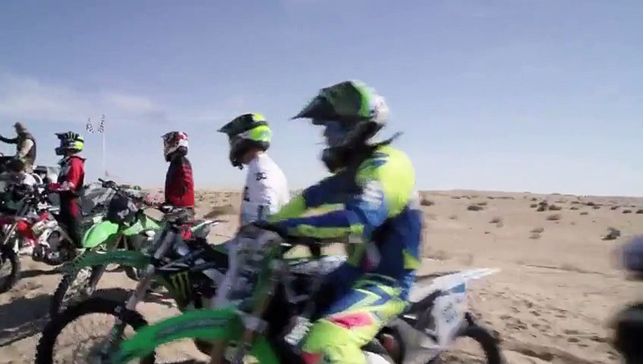 Off Road : moto cross dans le désert avec les défis de Dirt Shark