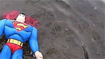 Spidergirl Saves Superman Baby From Dying. Spidergirl Tiết kiệm Superman bé Từ Dying.