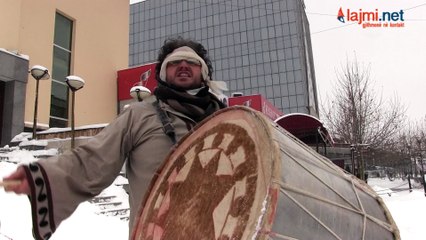 Ministria e Kulturës i quan absurde kërkesat e Plakollit, ndërkaq ai vazhdon grevën këmbëzbathur (Video)