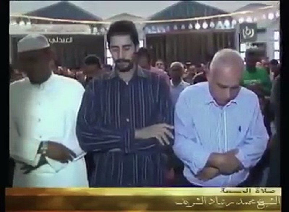 عمره 90 عاماً ويؤم المصلين متكيء على عصاته اسمع صوته الشجي. سبحان الله وبحمده سبحان الله العظيم.