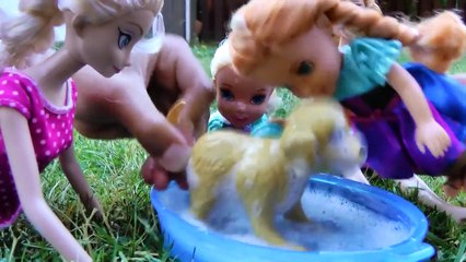 Muddy Puppy! ELSA & ANNA toddlers give their Puppy a Bath - Soap Bubbles Foam Dirty Play in Mud-ATIxfR