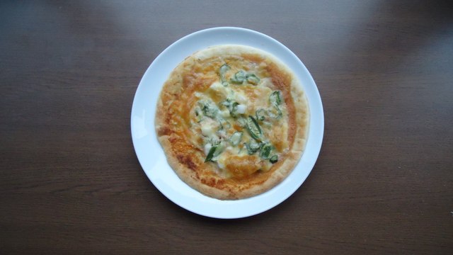 Hakata Akutsuko pizza Okura and squid noodles Japanese food 博多明太子ピッツァオクラ・イカのせ