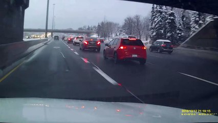 Toujours regarder dans le rétro quand on double... Gros accident