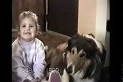 Cette maman invite sa fille à sourire pour la photo, mais la réaction du chien l’explose de rire !