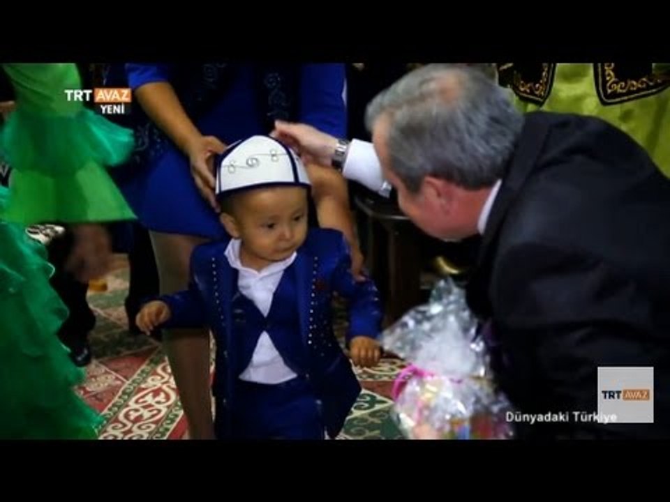 Kazakistan'da Yeni Yürümeye Başlayan Çocuğa Uygulanan Gelenek - TRT Avaz