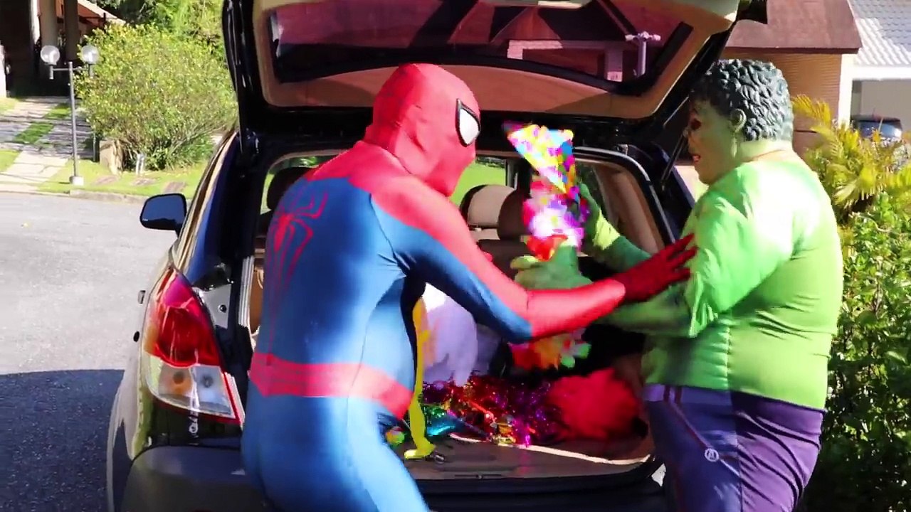 Frozen Elsa Bitten by VAMPIRE! w/ Spiderman, Hulk, Anna, Superman - Real Life Superheroes Funny