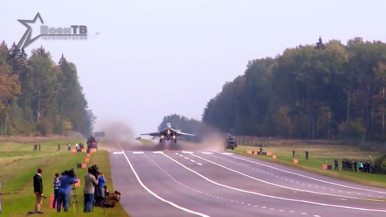 Des avions de chasse atterrissent sur une autoroute !