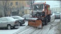 Kosova me rrugë të bllokuara dhe pa energji elektrike në disa zona