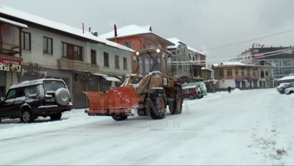 Bora bllokon disa akse në Shqipëri