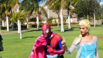 Spiderman vs Joker vs Frozen Elsa o beijo de Spiderman na vida real filme de super-herói
