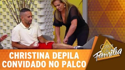 Christina depila convidado no palco do programa