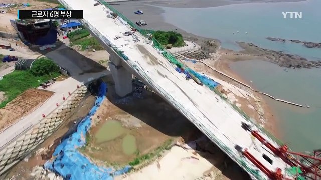 바다에 박힌 칠산대교 상판...작업 중 근로자 6명 추락 / YTN (Yes! Top News)