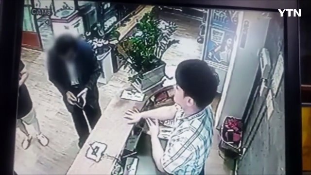 [영상] 무조건 살려야겠단 생각.. 의식 잃은 손님 살려낸 가게 주인 / YTN (Yes! Top News)