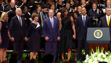 추모식서 부시의 '돌출행동'...추태? 의도된 연출? / YTN (Yes! Top News)