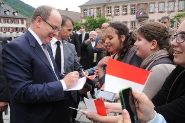 Bain de foule pour le prince Albert II à...