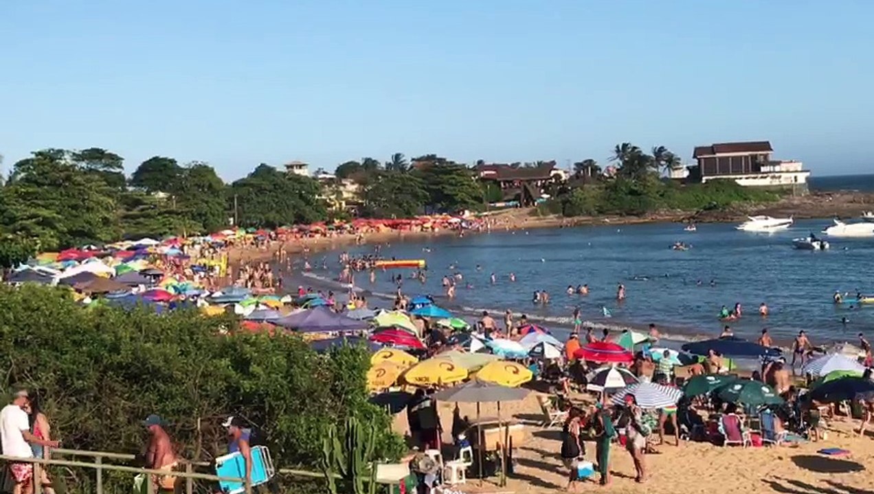 Praia de Peracanga na Enseada Azul em Guarapari, ES