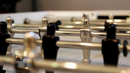 Un vrai baby-foot sous la table du...