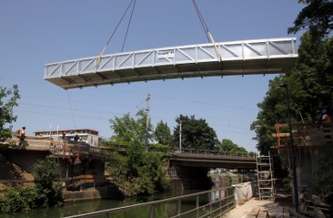 Mulhouse : une passerelle en alu de 18 metres au-dessus du...