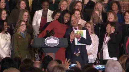 Michelle Obama se despide pidiendo esperanza a los jóvenes frente al miedo