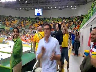 Les supporters français improvisent une farandole à la mi-temps du match de...