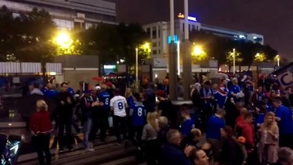 Les supporters français réservent une haie d'honneur aux fans...