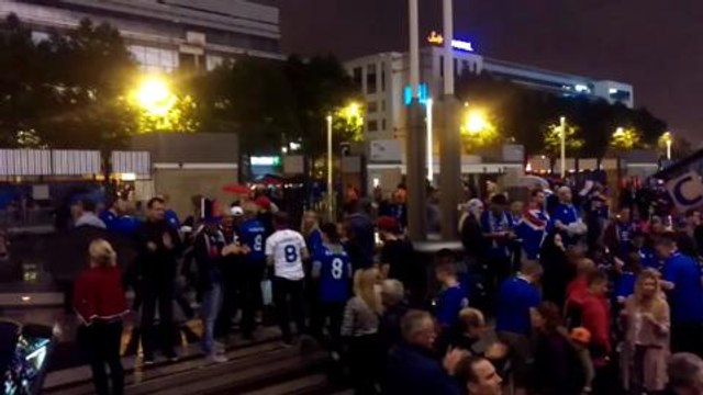 Les supporters français réservent une haie d'honneur aux fans...