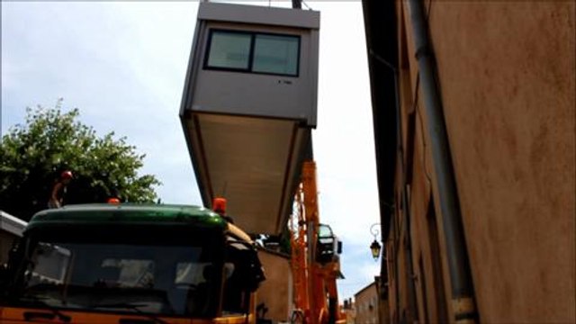 Impressionnante operation de levage pour evacuer deux prefabriques dans les rues de...