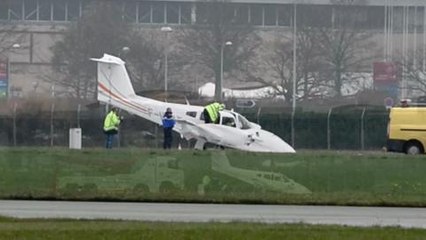 Les images de l'atterrissage d'urgence a...