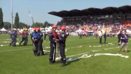 Les pompiers mettent le feu au stade de...
