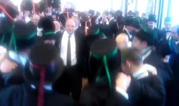 Le maire danse avec les 20 ans