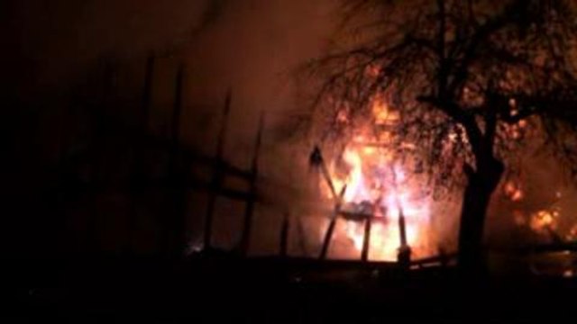 Une maison detruite par les flammes a...