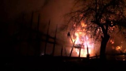 Une maison detruite par les flammes a...