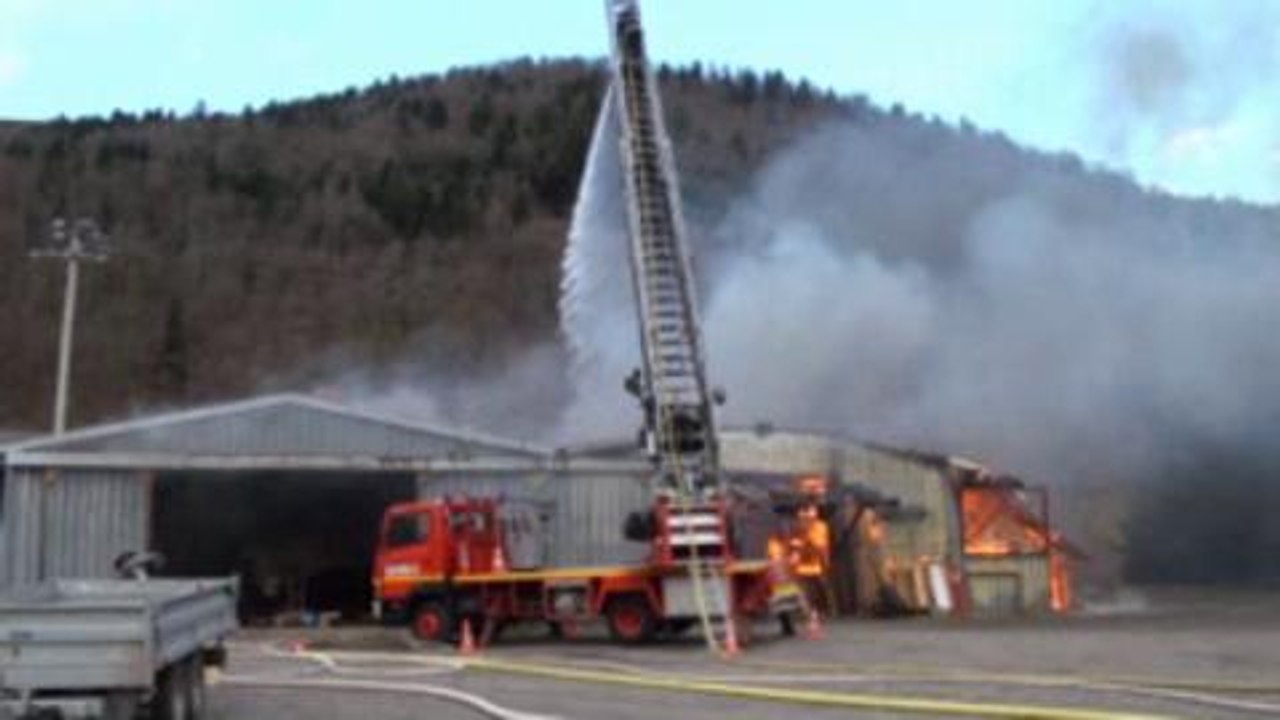 Violent incendie dans une menuiserie a...