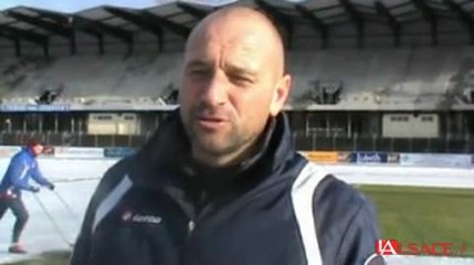 Les joueurs du FC Mulhouse déneigent le stade de l'Ill