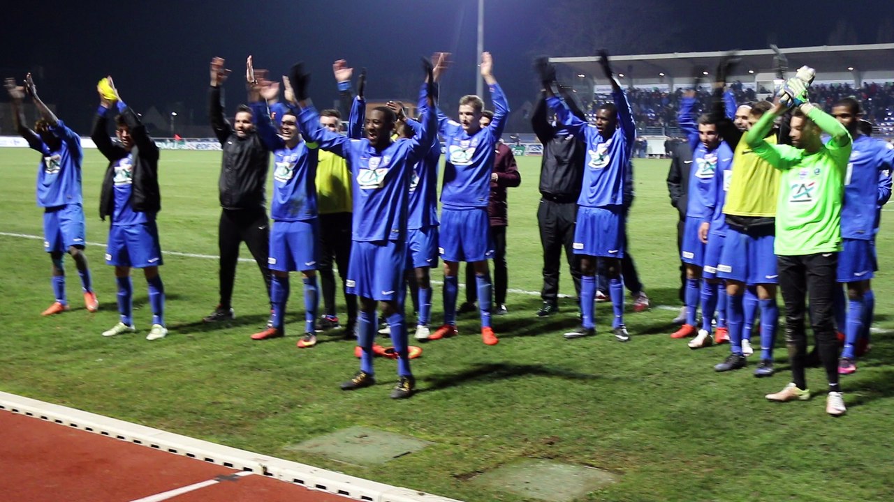 Communion des joueurs de l'Us Avranches avec les supporters